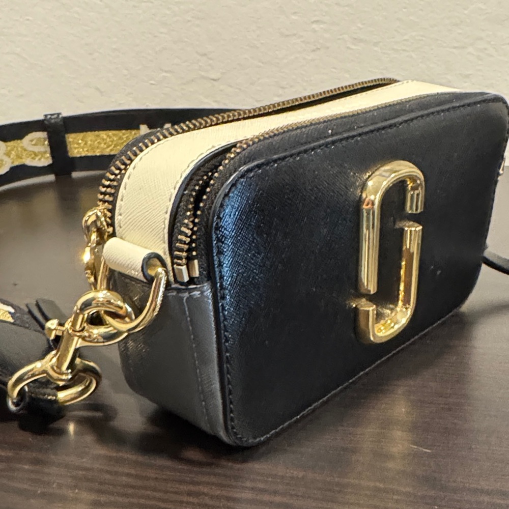 Marc Jacobs Metallic Black and Gold Crossbody Bag - Picture 3 of 9